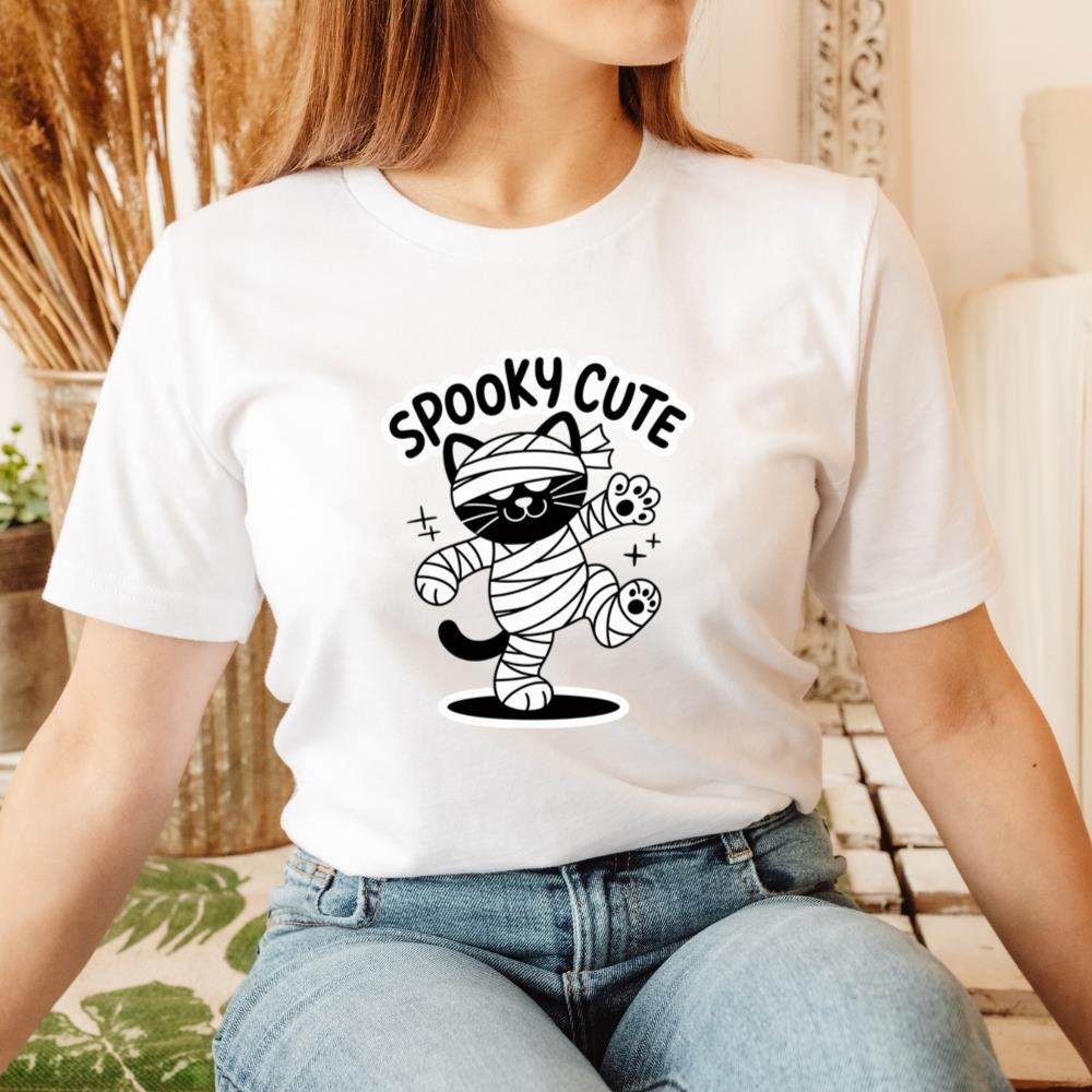 Spooky Cute Mummy Cat Funny Halloween Graphic T-Shirt